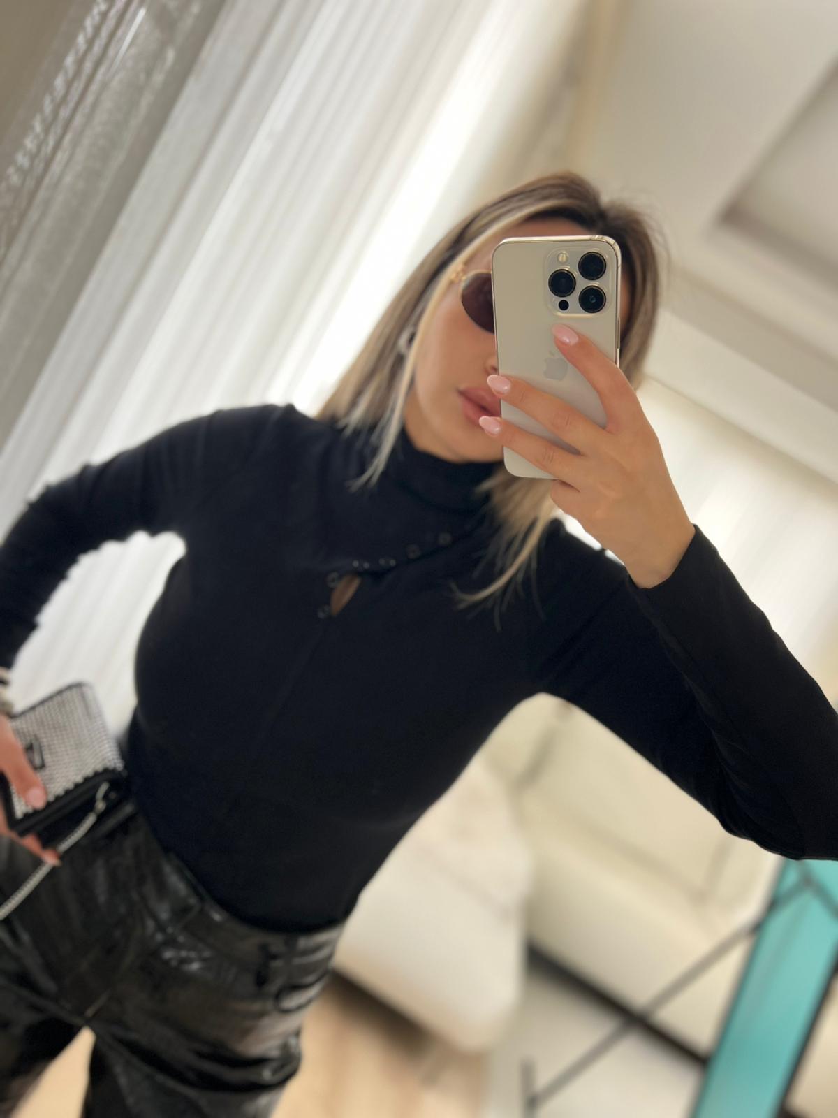 Düğme Detaylı Siyah Bluz thumbnail 2