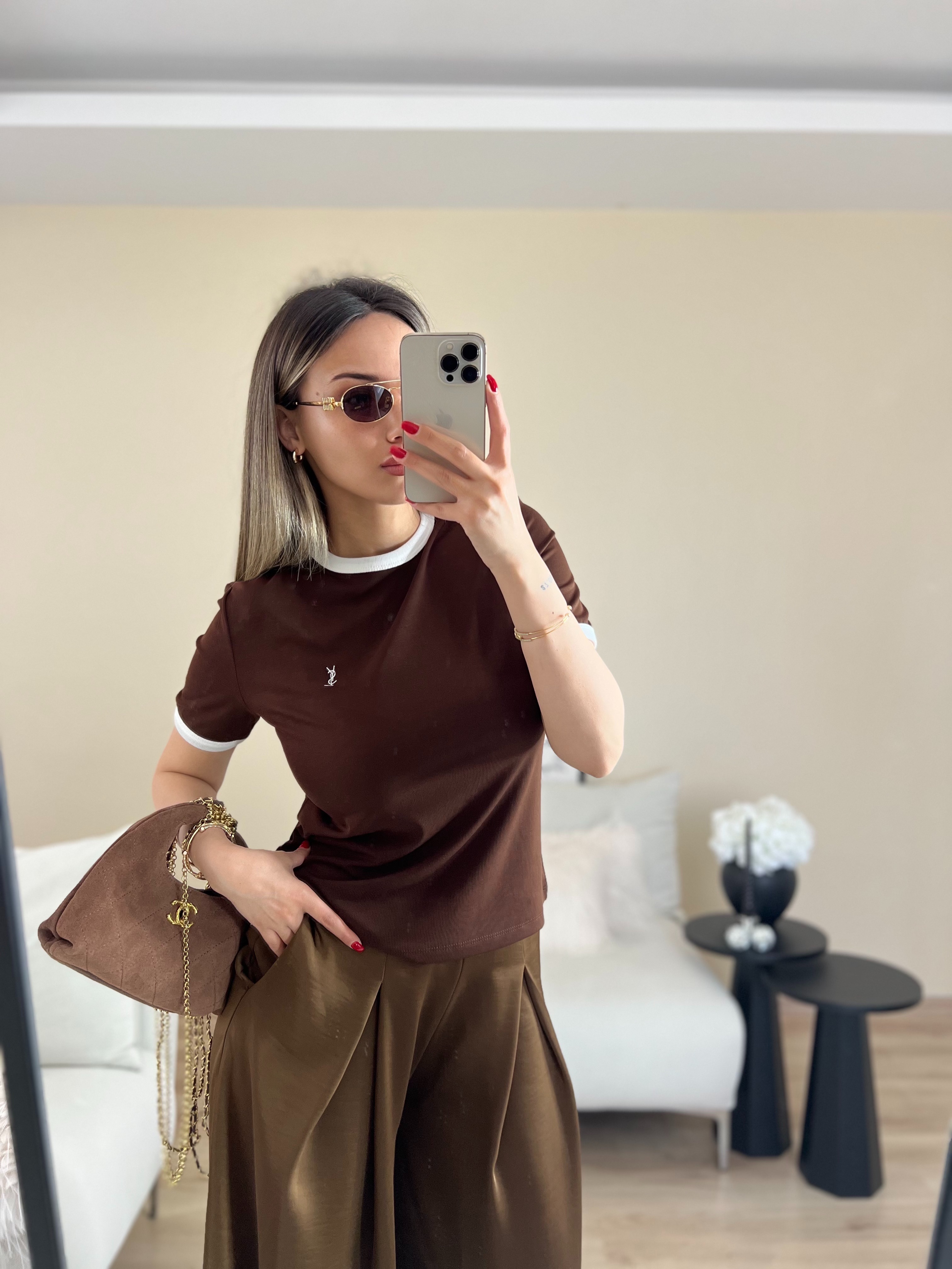 Premium kahverengi Tşört thumbnail 1